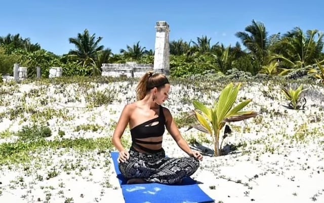 Elizabeth Shores en train de faire du yoga