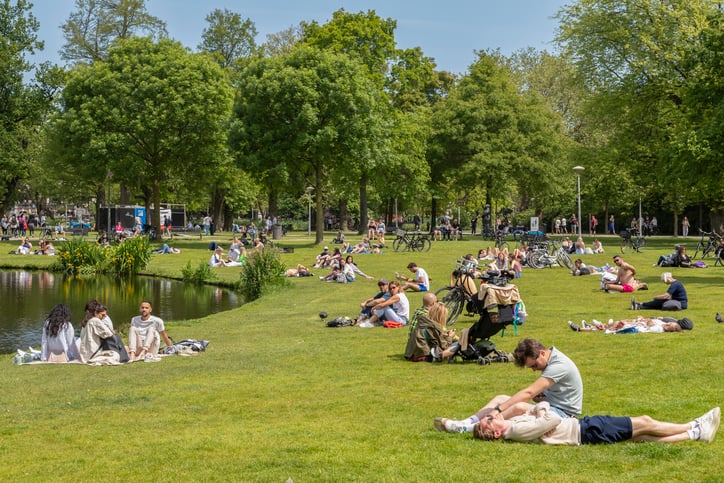 Un parc en plein été