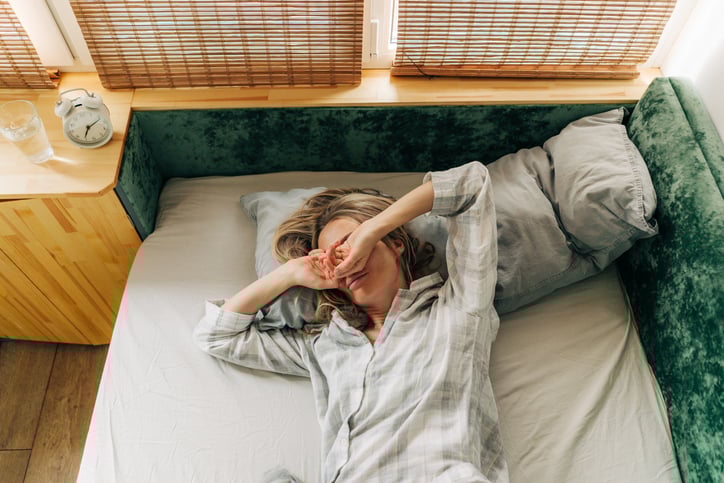 Une femme déprimée peine à se lever de son lit
