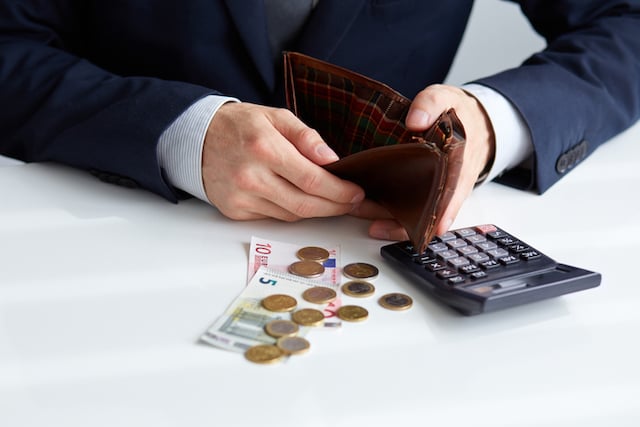 Homme d'affaires avec le portefeuille vide 