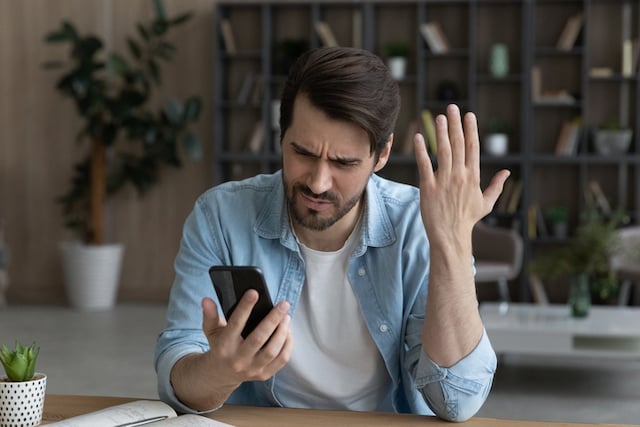 Un homme énervé au téléphone 