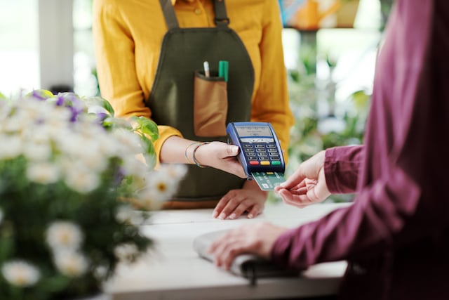 Un homme qui règle sa commande avec sa carte bleue