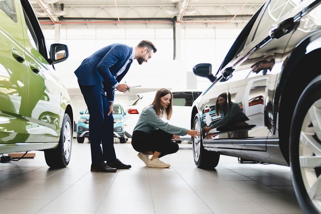 Une femme qui examine une voiture