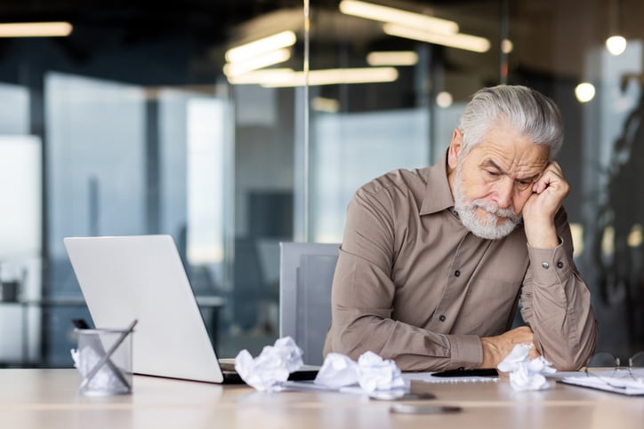 Un homme âgé au travail