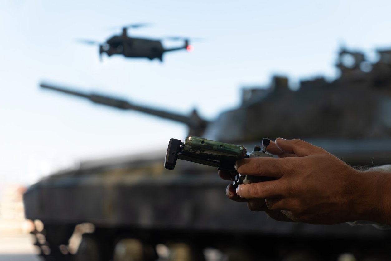 Une personne pilote un drone