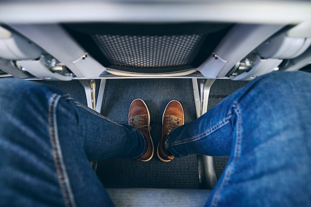 Gros plan sur les chaussures d'un passager 