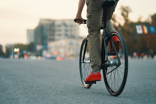 Une personne en train de faire du vélo