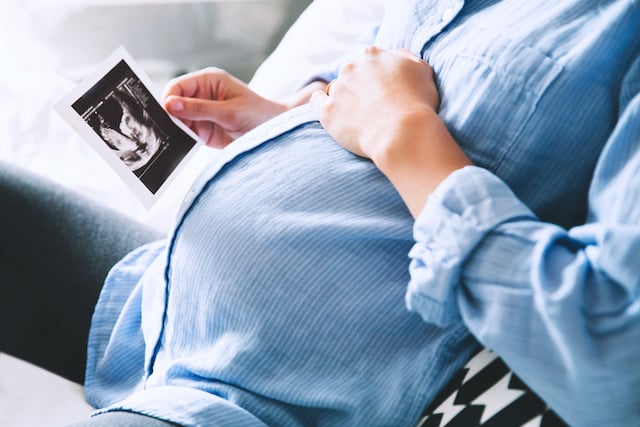 Une femme enceinte qui regarde son échographie 