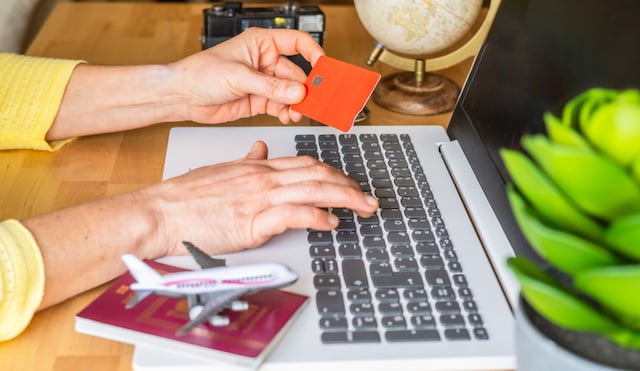 Une personne qui réserve son billet d'avion