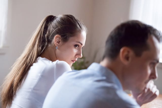 Un couple en train de se disputer sur le canapé