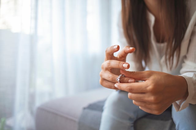 Une femme qui retire son alliance 
