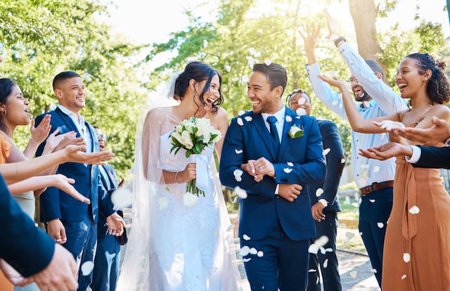 Un couple célébrant son mariage