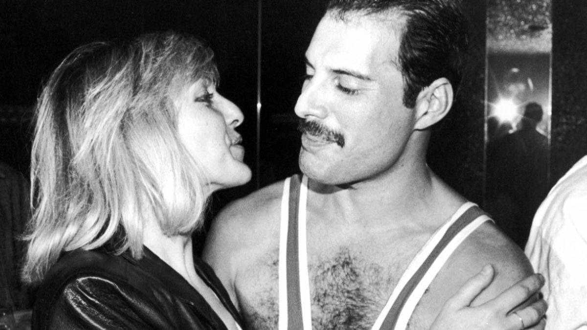 Le chanteur Freddie Mercury (décédé en 1991) et « l'amour de sa vie » Mary Austin