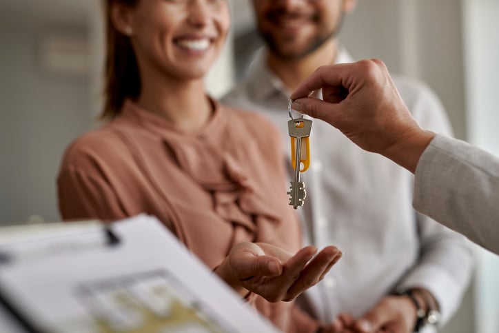 Des personnes reçoivent les clés de leur logement