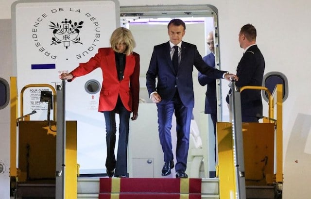 Le couple présidentiel lors de sa descente de l'avion