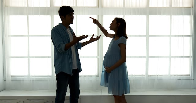 Une femme enceinte qui se dispute avec un homme