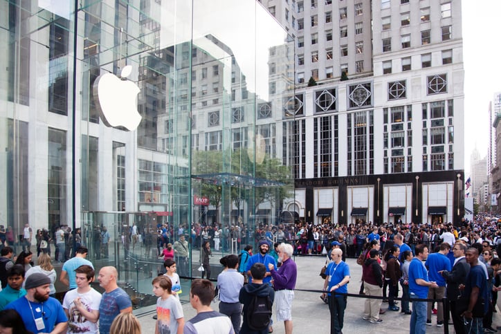 Une file d'attente devant un magasin Apple