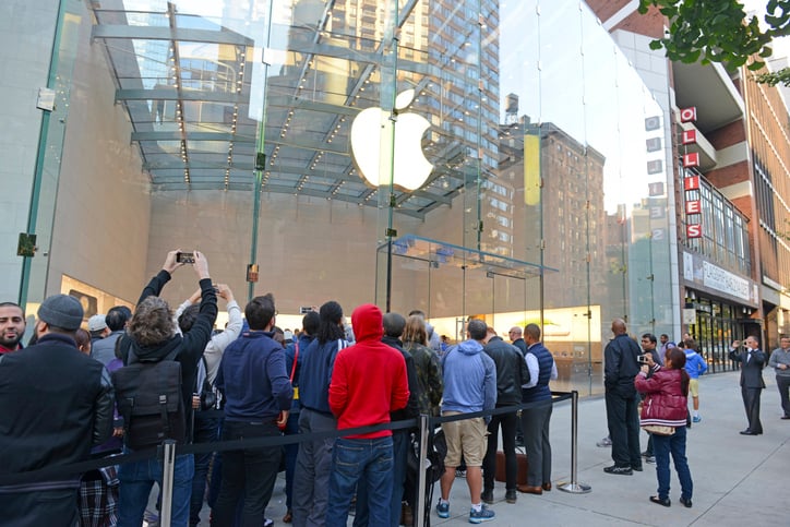 Une file d'attente devant un magasin Apple