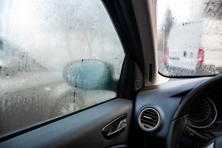 De la buée dans une voiture