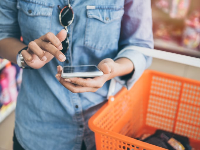 Une personne utilise son smartphone