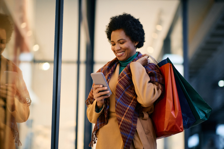 Une personne fait du shopping avec son smartphone