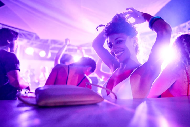 Une jeune femme s'amuse en soirée