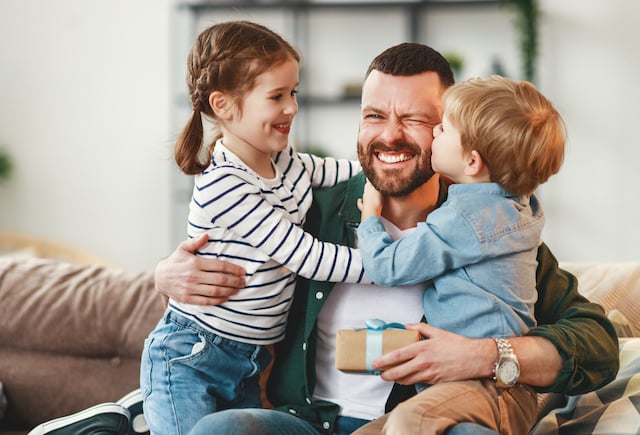 Un papa avec ses deux enfants 