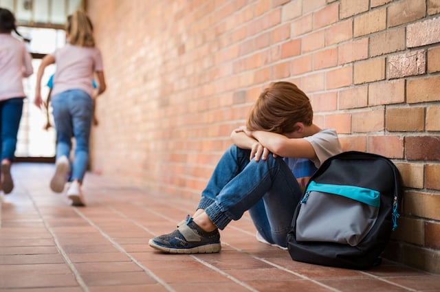 Un enfant qui pleure dans les couloirs de l'école