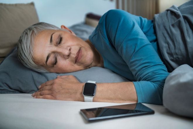 Une femme dort avec sa montre connectée