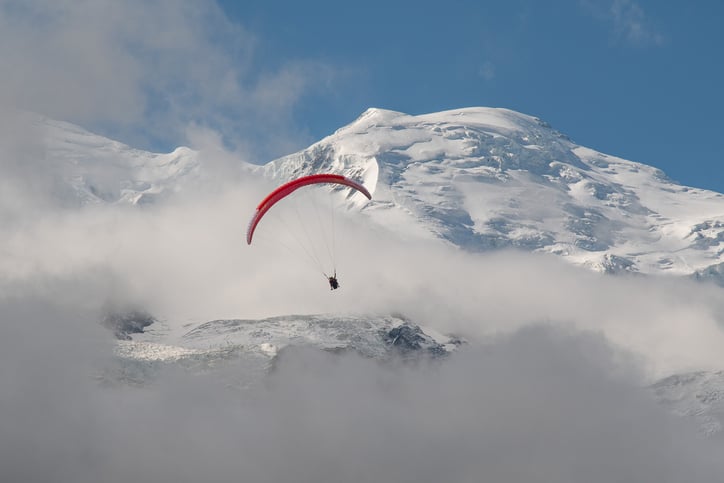 Un parapente dans les montagnes