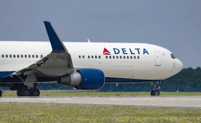 Avion Delta prêt au décollage 