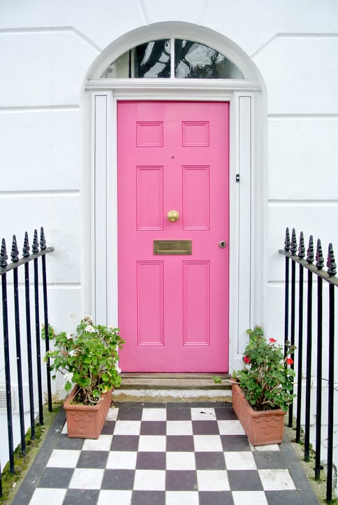 Une porte rose