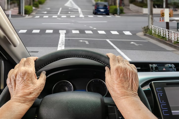 Une senior au volant