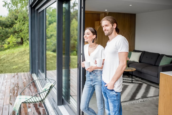 Un coupe heureux de découvrir sa nouvelle maison