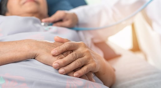 Une femme âgée hospitalisée 