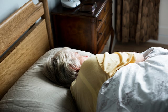 Une femme âgée en train de dormir 