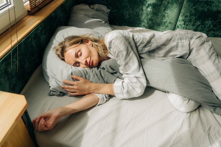 Une femme dort