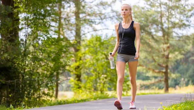 Une femme pratiquant la marche à pied 