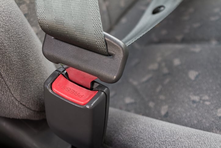 Une ceinture de sécurité bouclée sans passagers