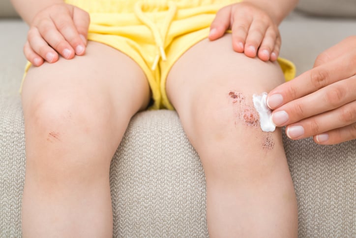 Un bébé soigné après s'être blessé