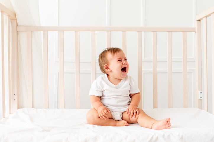 Un bébé hurle de douleur