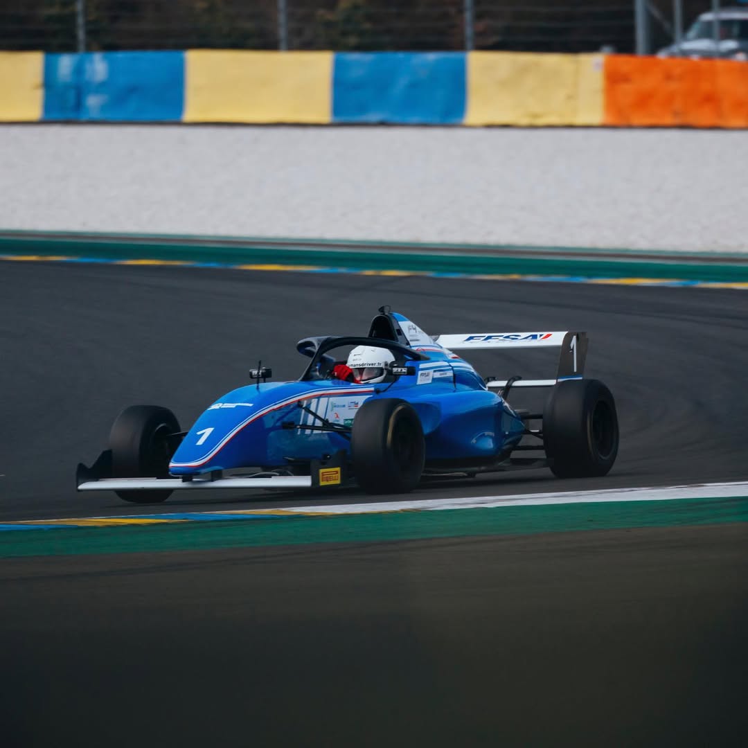 Une voiture de course au GP Explorer