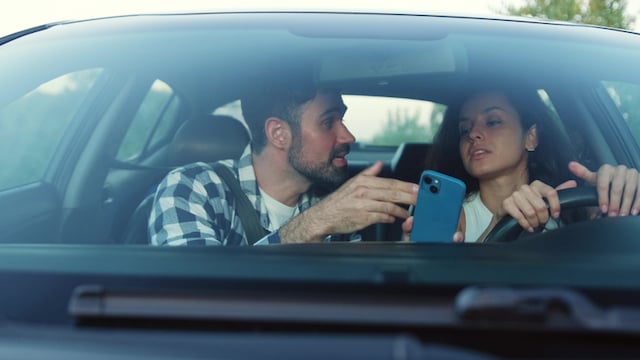 Un couple qui se dispute dans une voiture 