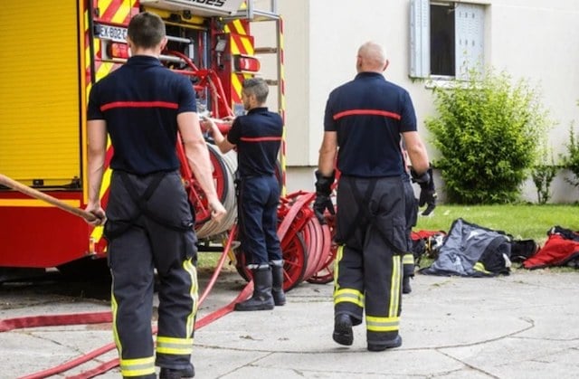 Des pompiers en pleine intervention 
