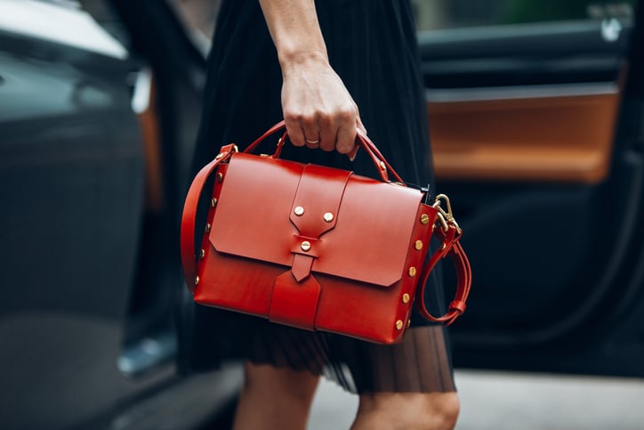 Un petit sac tenu à la main