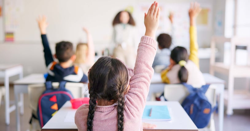 Des enfants participent en classe