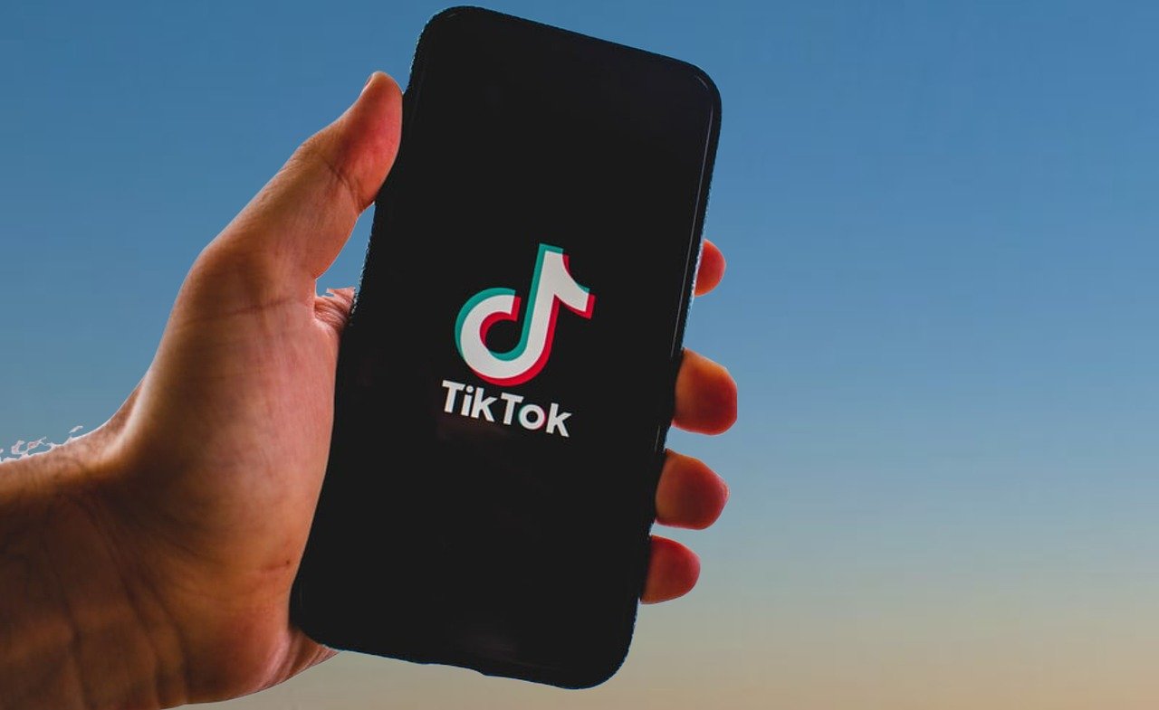 Un smartphone branché sur TikTok