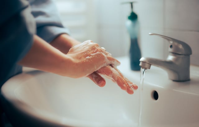 Une femme qui se lave les mains