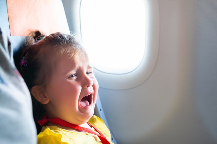 Un enfant qui pleure dans un avion