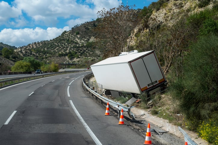 Un camion renversé sur l'autoroute